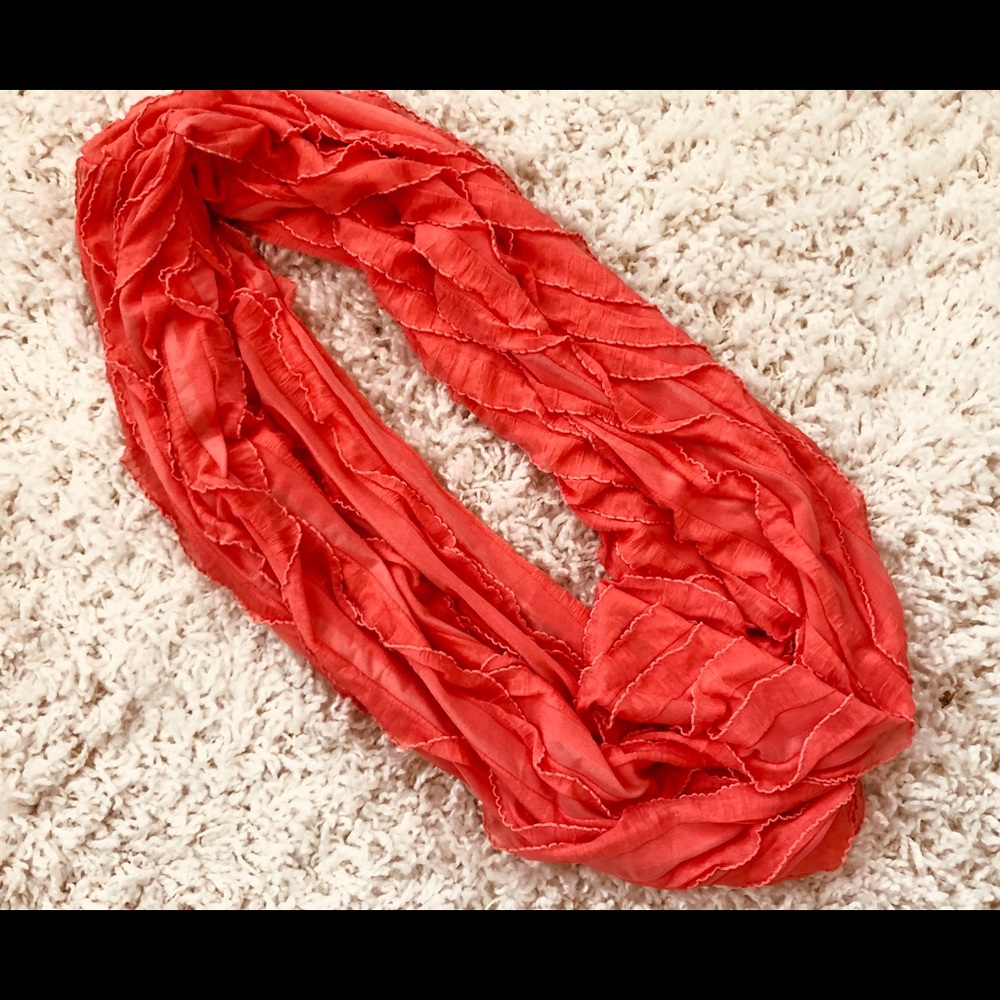 NWOT Set of 2 Ruffled Infinity Scarves - Picture 3 of 4